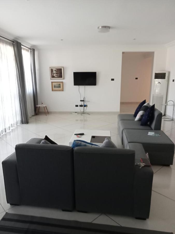 Tricia'S Place - One Family At A Time Apartment Акра Екстериор снимка