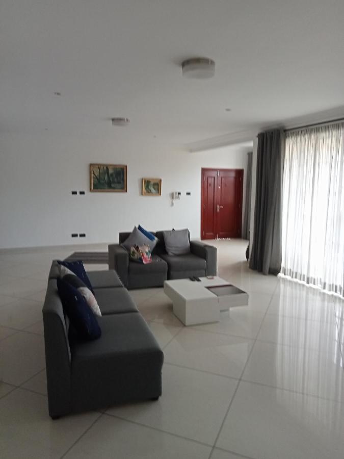 Tricia'S Place - One Family At A Time Apartment Акра Екстериор снимка