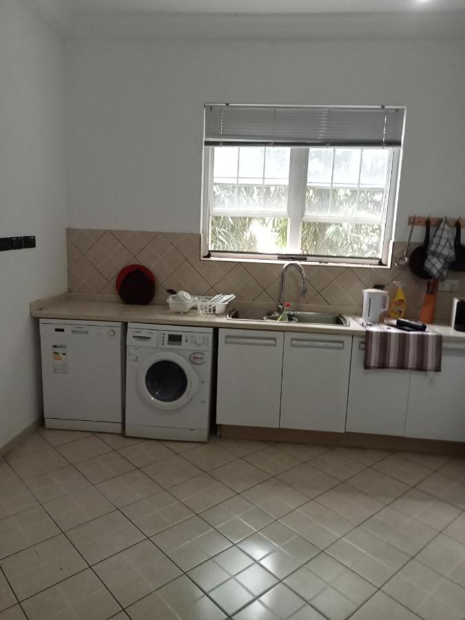 Tricia'S Place - One Family At A Time Apartment Акра Екстериор снимка